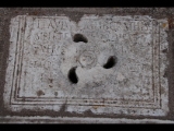 07966 ostia - regio v - insula ii - domus del protiro (v,ii,4-5) - raum 24 - korridor - ablauf mit funeral inschrift.jpg